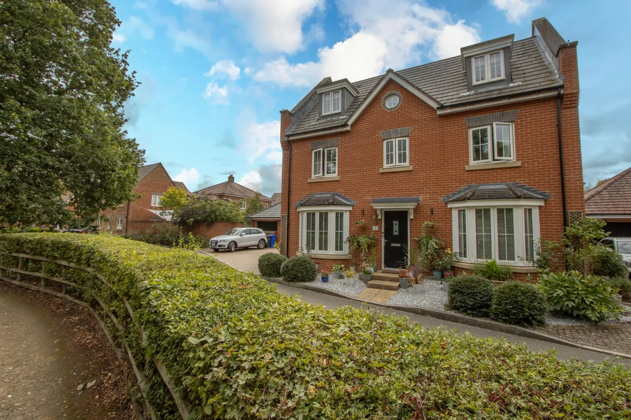 5 bed house for sale — St. Savin, Hartley Wintney, Hook, RG27 8BN