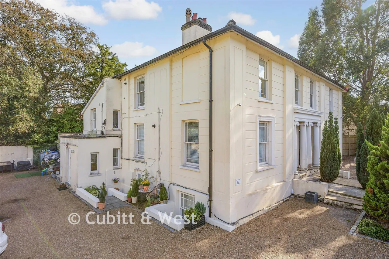 2 bed flat for sale, London Road, Redhill, RH1