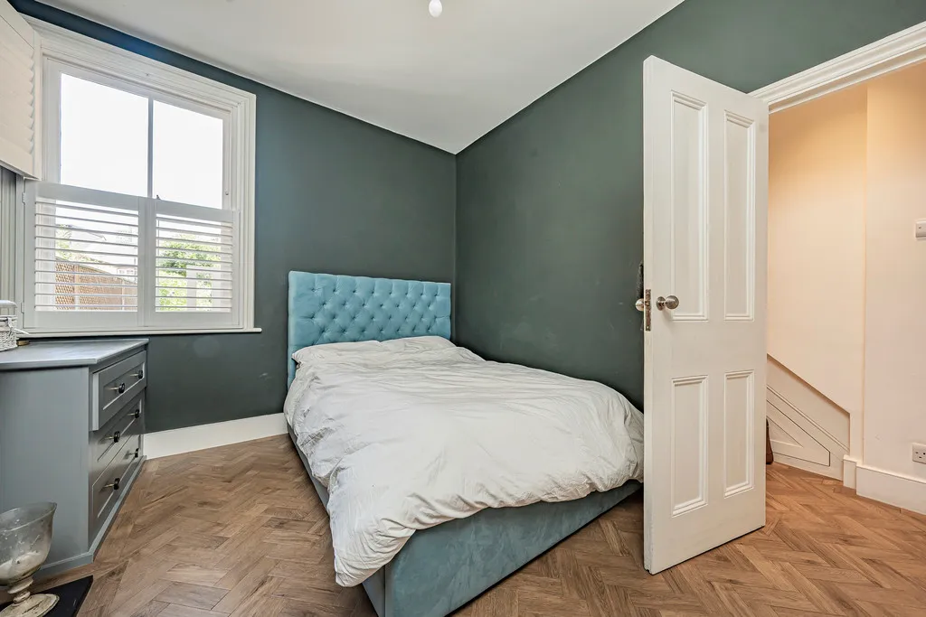 Mafeking Avenue, Brentford, TW8, photo 13