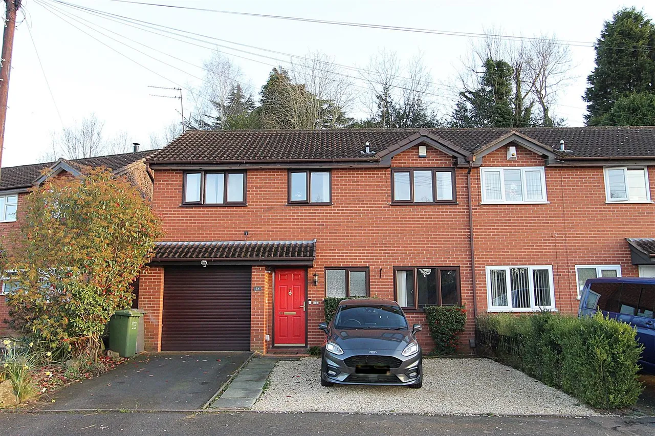 3 bed property for sale — Broadwaters Drive, Kidderminster