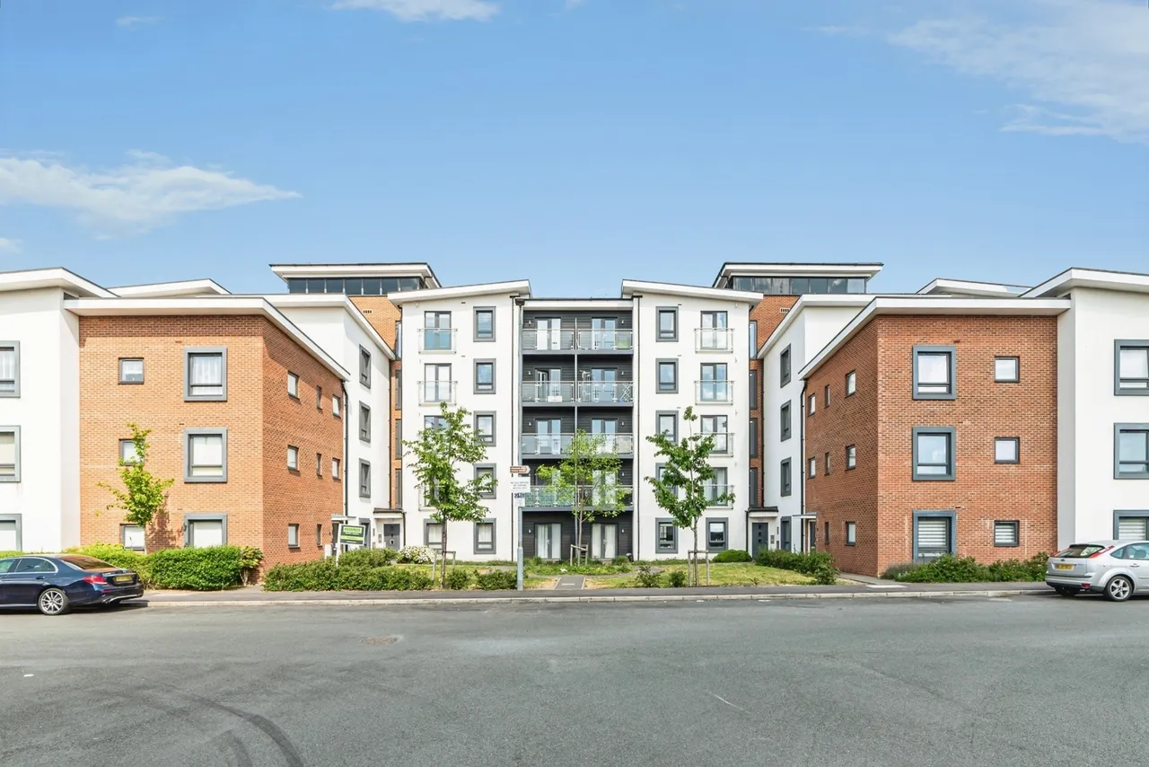 2 bed flat for sale, Webster Close, Bracknell, RG12