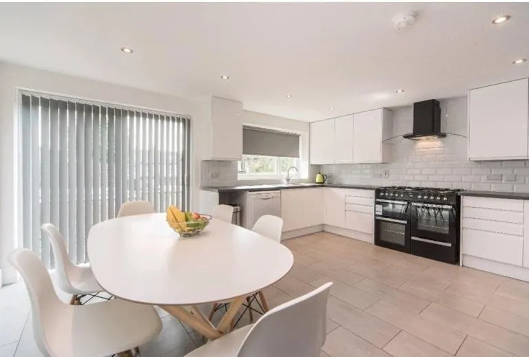 6 bed property to rent — Harlaxton Drive,
