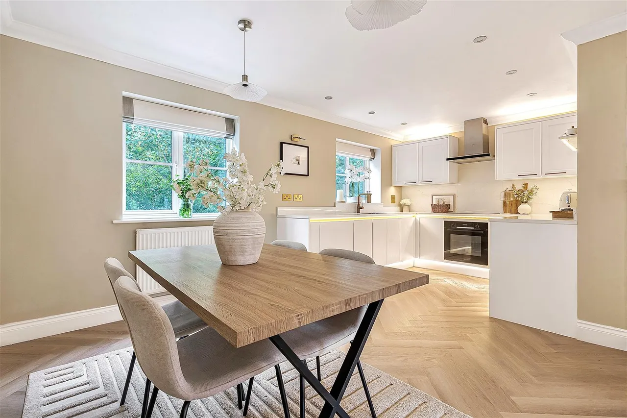 4 bed house for sale, Pilgrim Court, Kennett, CB8
