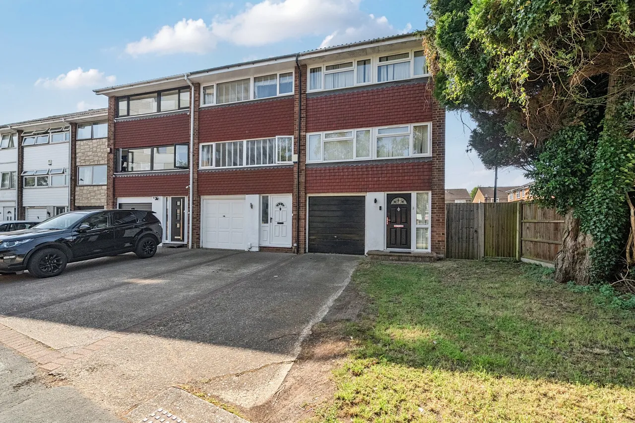 3 bed house for sale — Azalea Drive, BR8