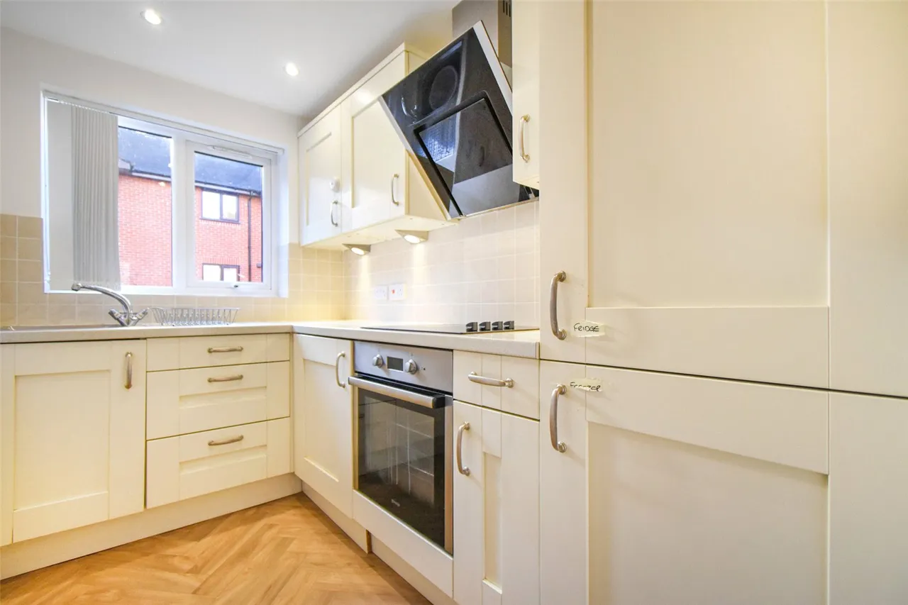 Berry Court, Hook, Hampshire, RG27 9JZ, photo 7