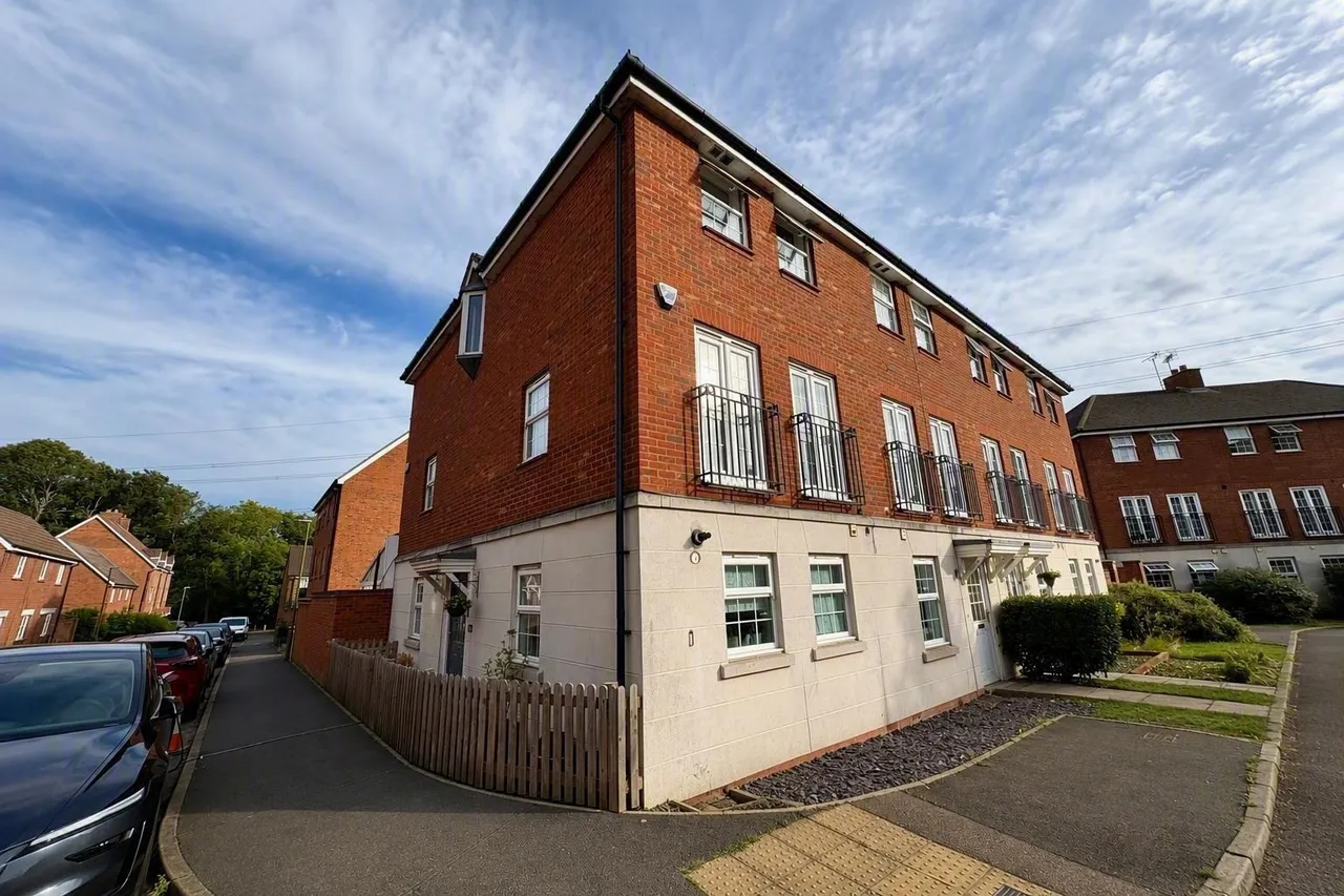 3 bed house to rent — Merrick Close, SG1