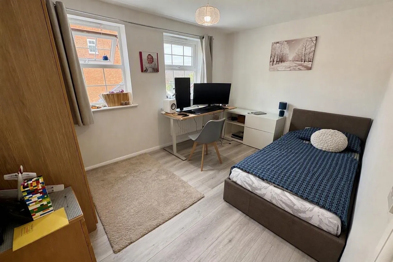 Merrick Close, SG1, photo 15