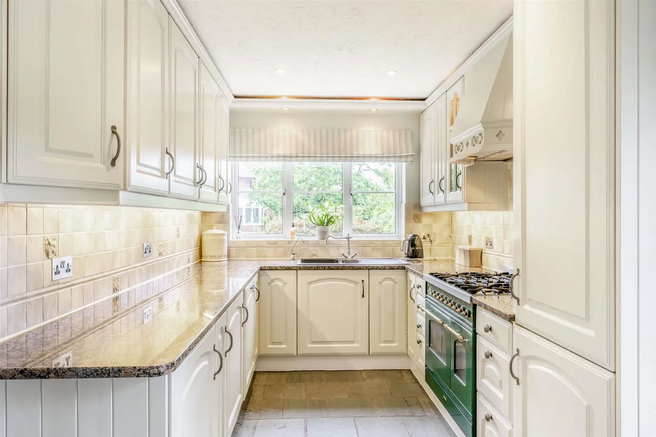 Middle Hill, Englefield Green, Surrey, TW20 0JJ, photo 12