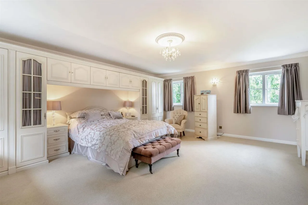 Middle Hill, Englefield Green, Surrey, TW20 0JJ, photo 15