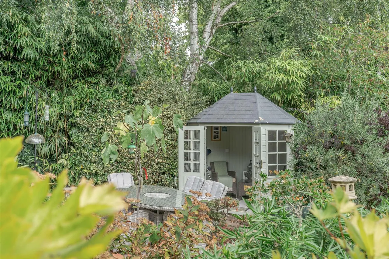 Middle Hill, Englefield Green, Surrey, TW20 0JJ, photo 30