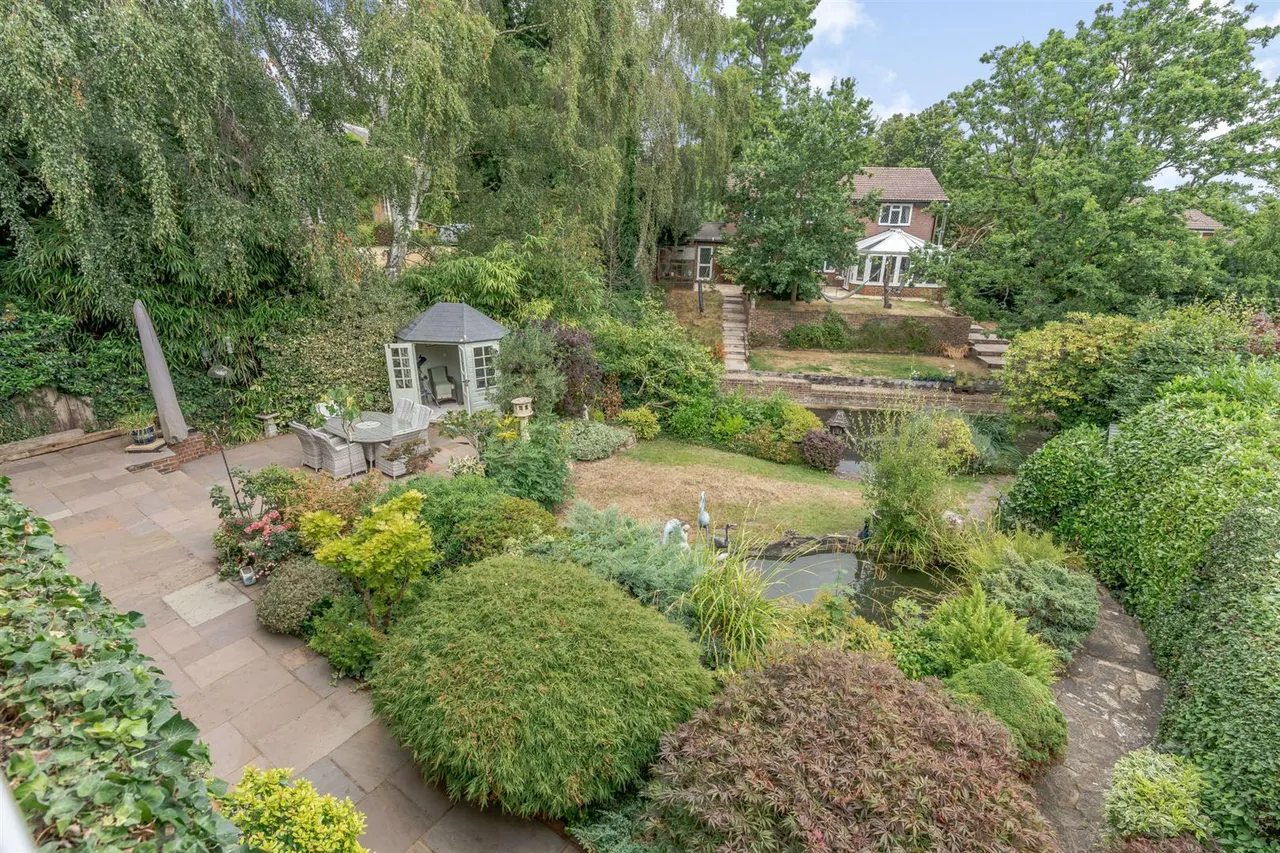 Middle Hill, Englefield Green, Surrey, TW20 0JJ, photo 31