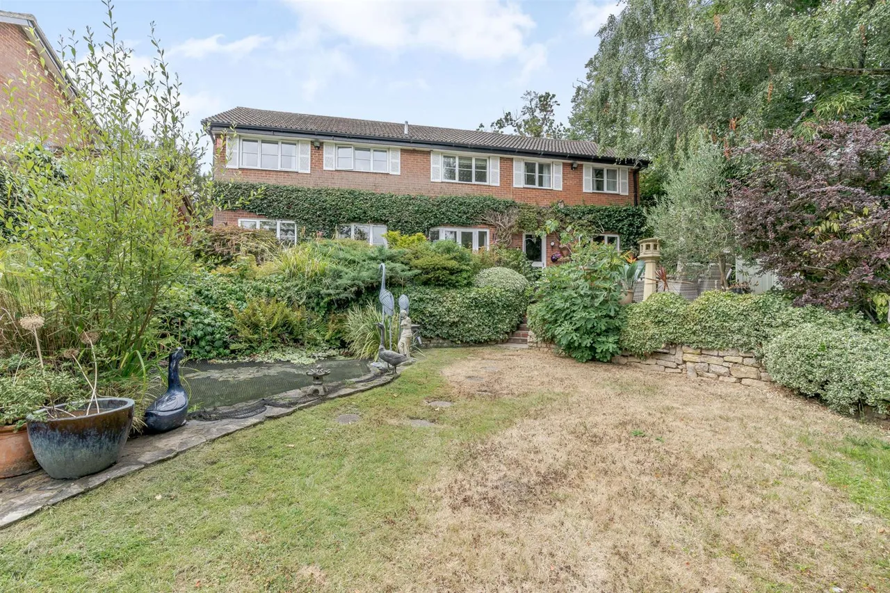 Middle Hill, Englefield Green, Surrey, TW20 0JJ, photo 27