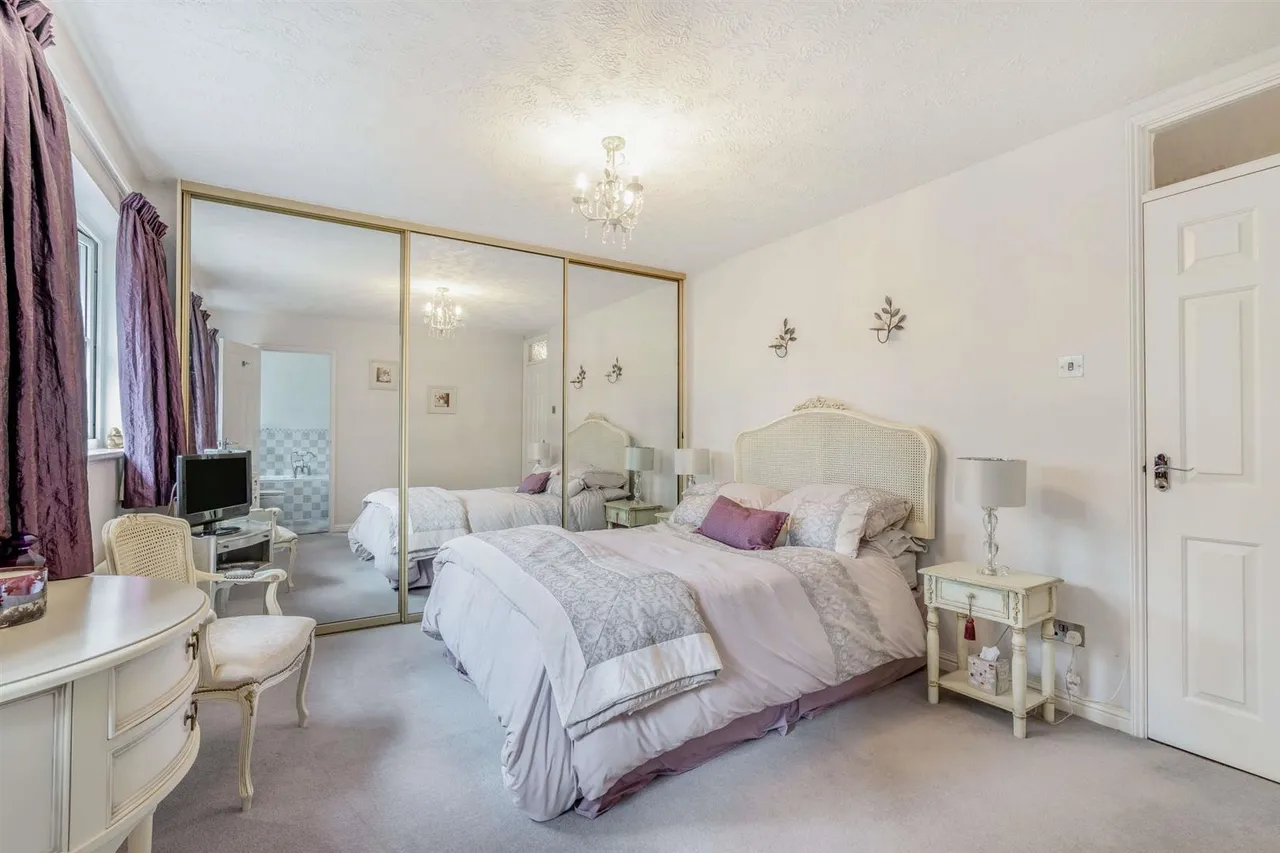 Middle Hill, Englefield Green, Surrey, TW20 0JJ, photo 18