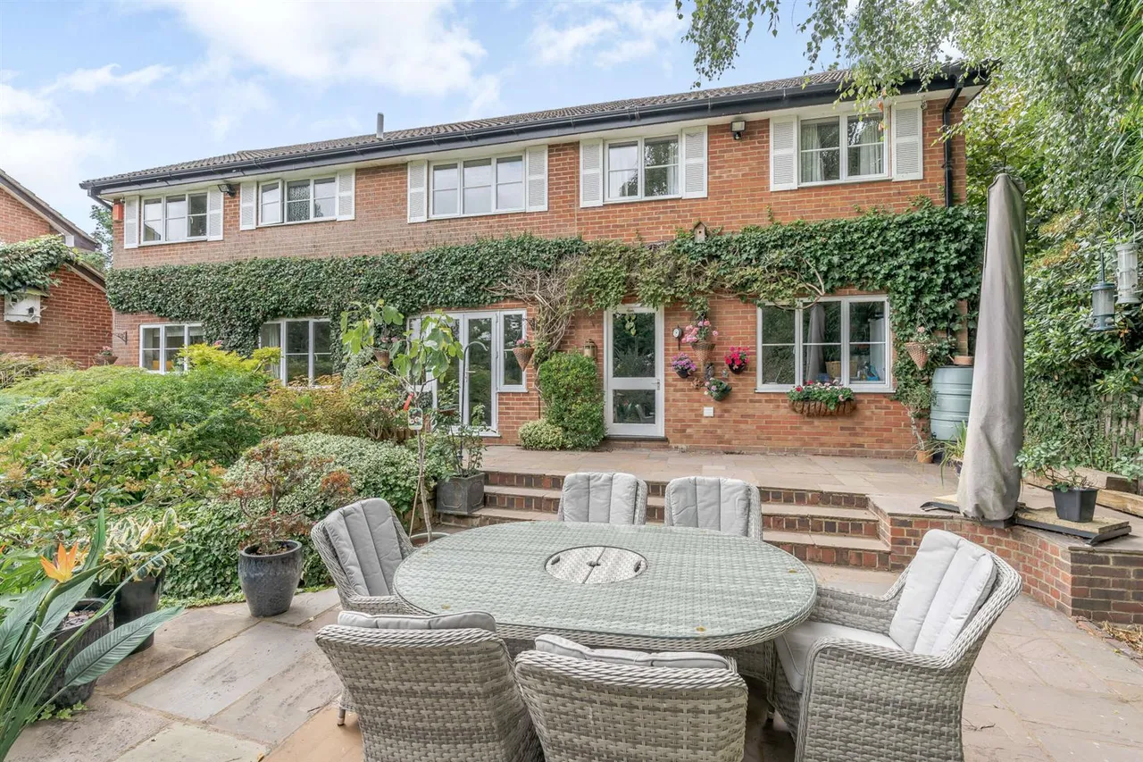 Middle Hill, Englefield Green, Surrey, TW20 0JJ, photo 26
