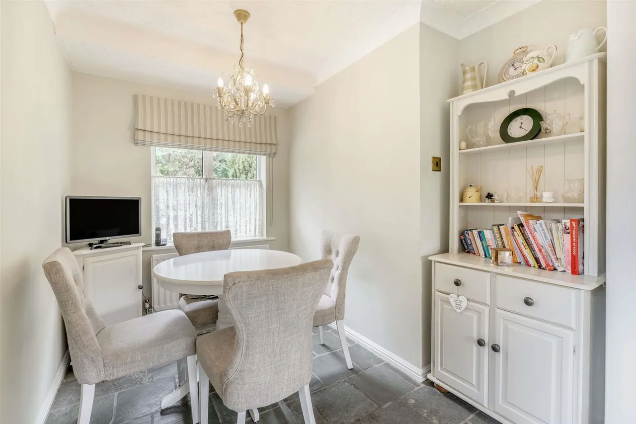 Middle Hill, Englefield Green, Surrey, TW20 0JJ, photo 13