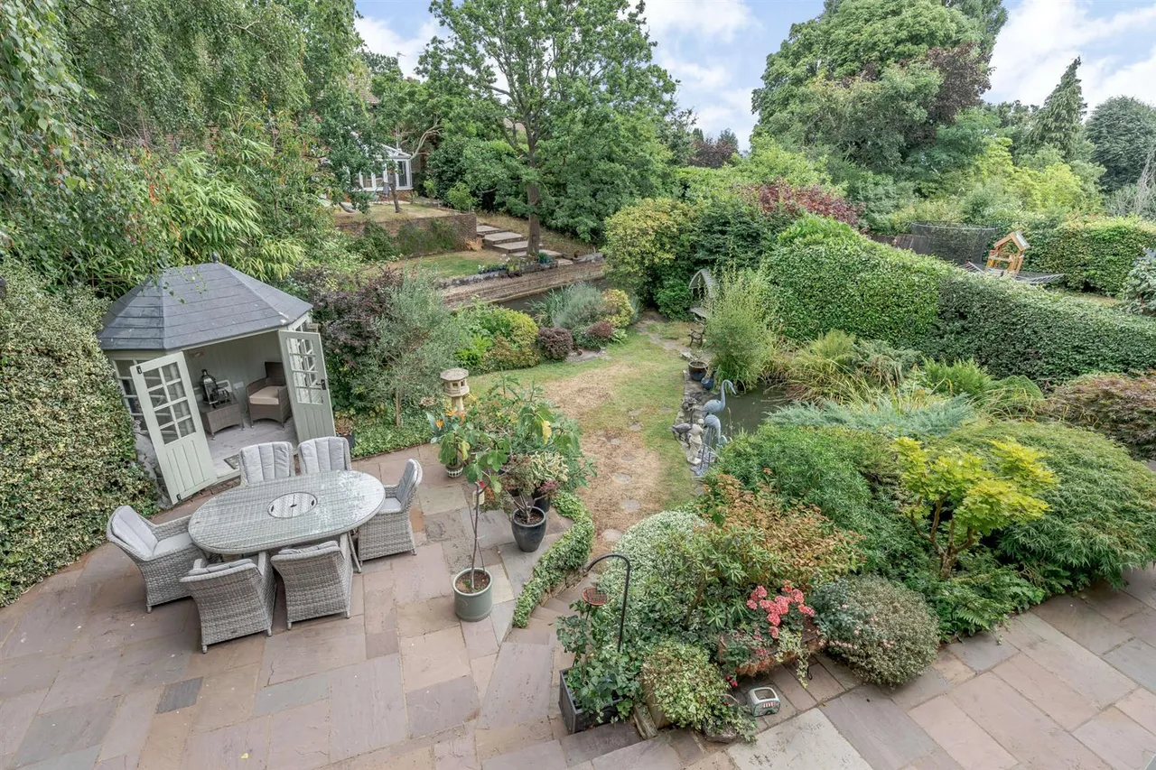 Middle Hill, Englefield Green, Surrey, TW20 0JJ, photo 3