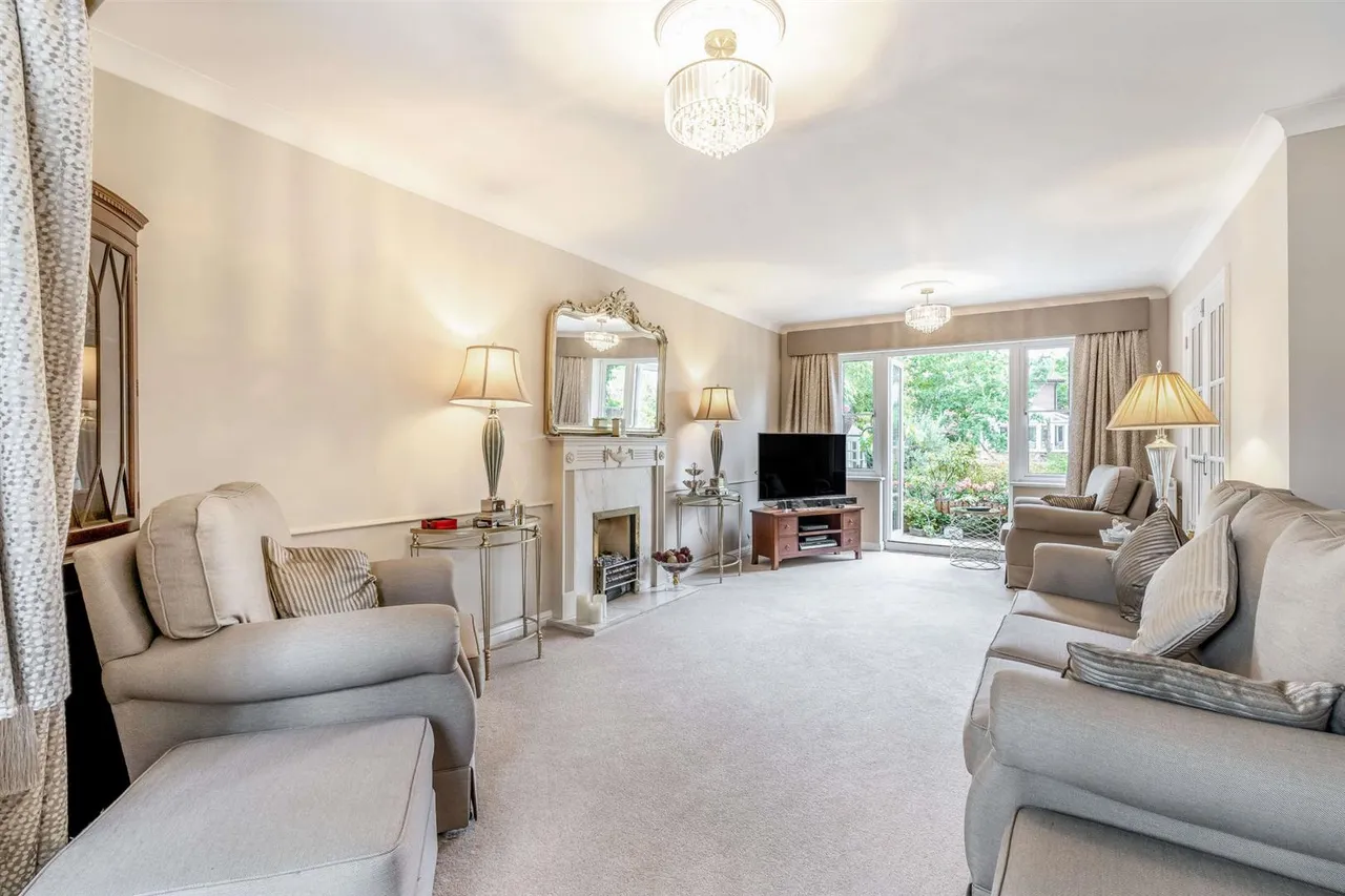 Middle Hill, Englefield Green, Surrey, TW20 0JJ, photo 4