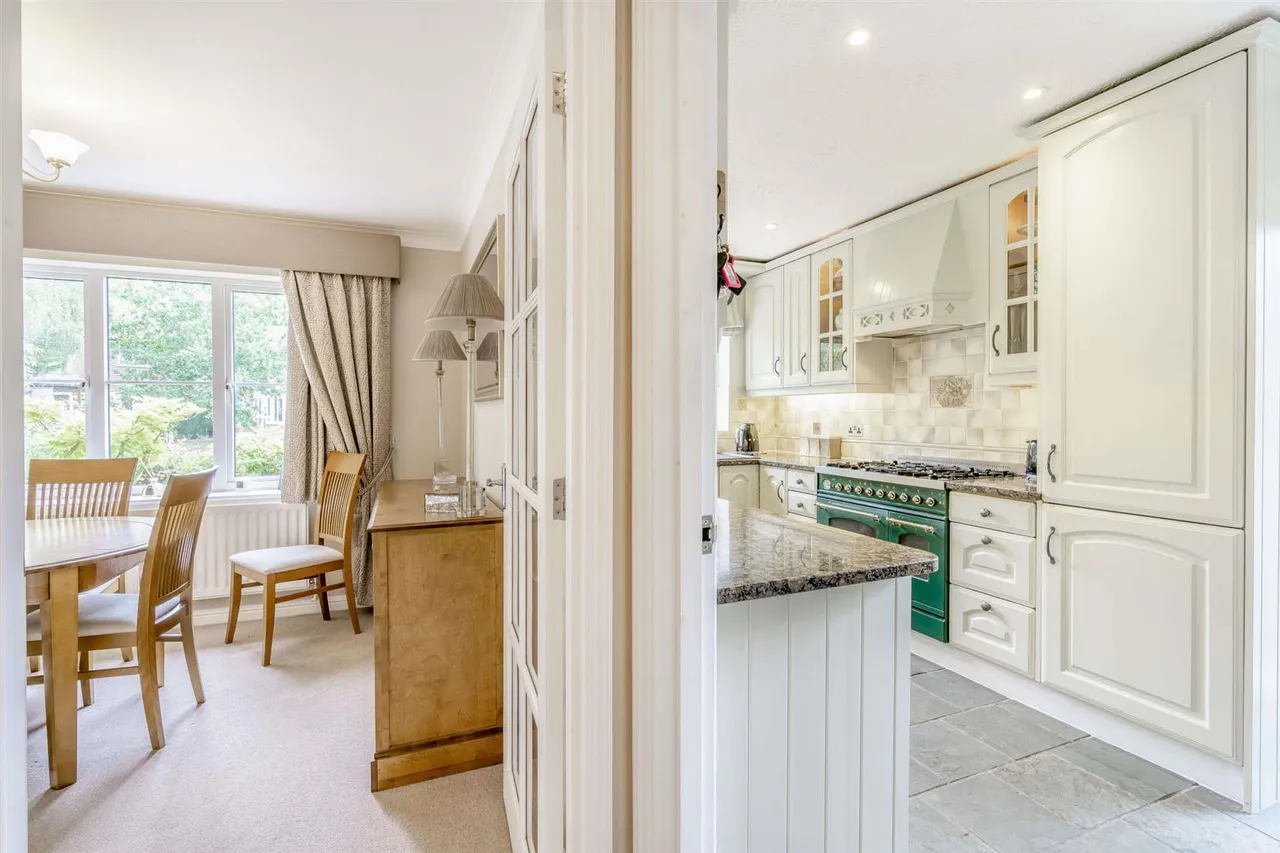 Middle Hill, Englefield Green, Surrey, TW20 0JJ, photo 11