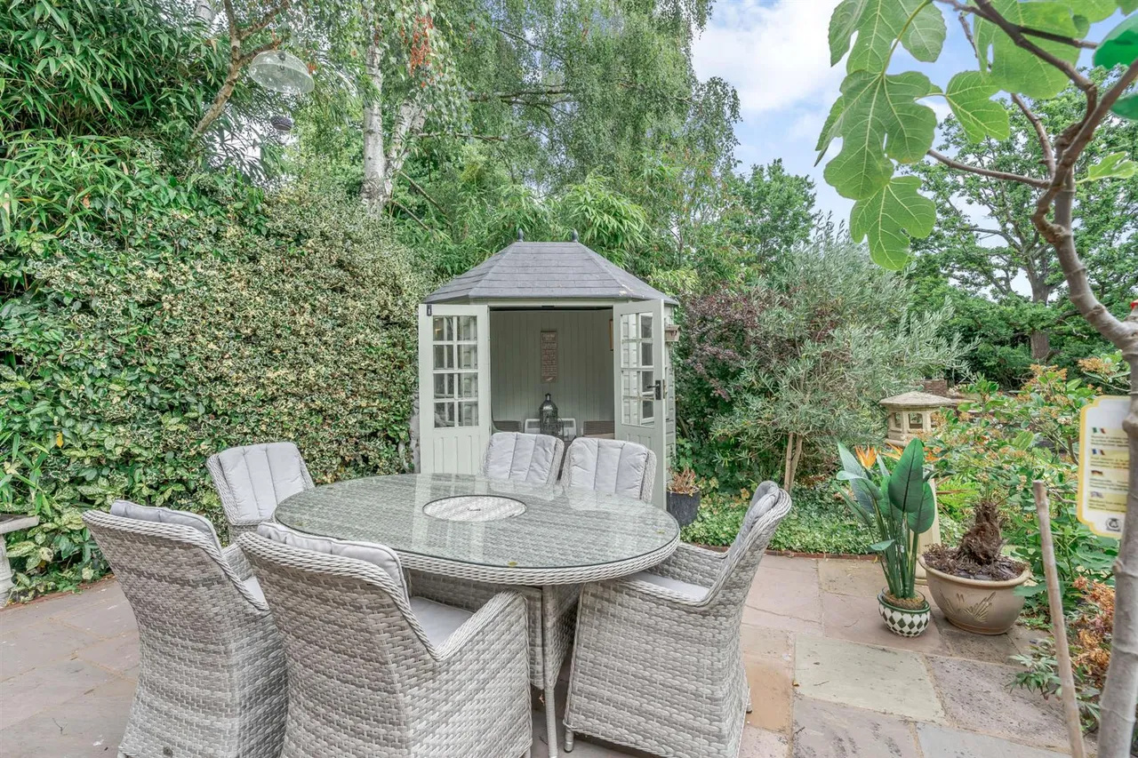 Middle Hill, Englefield Green, Surrey, TW20 0JJ, photo 24