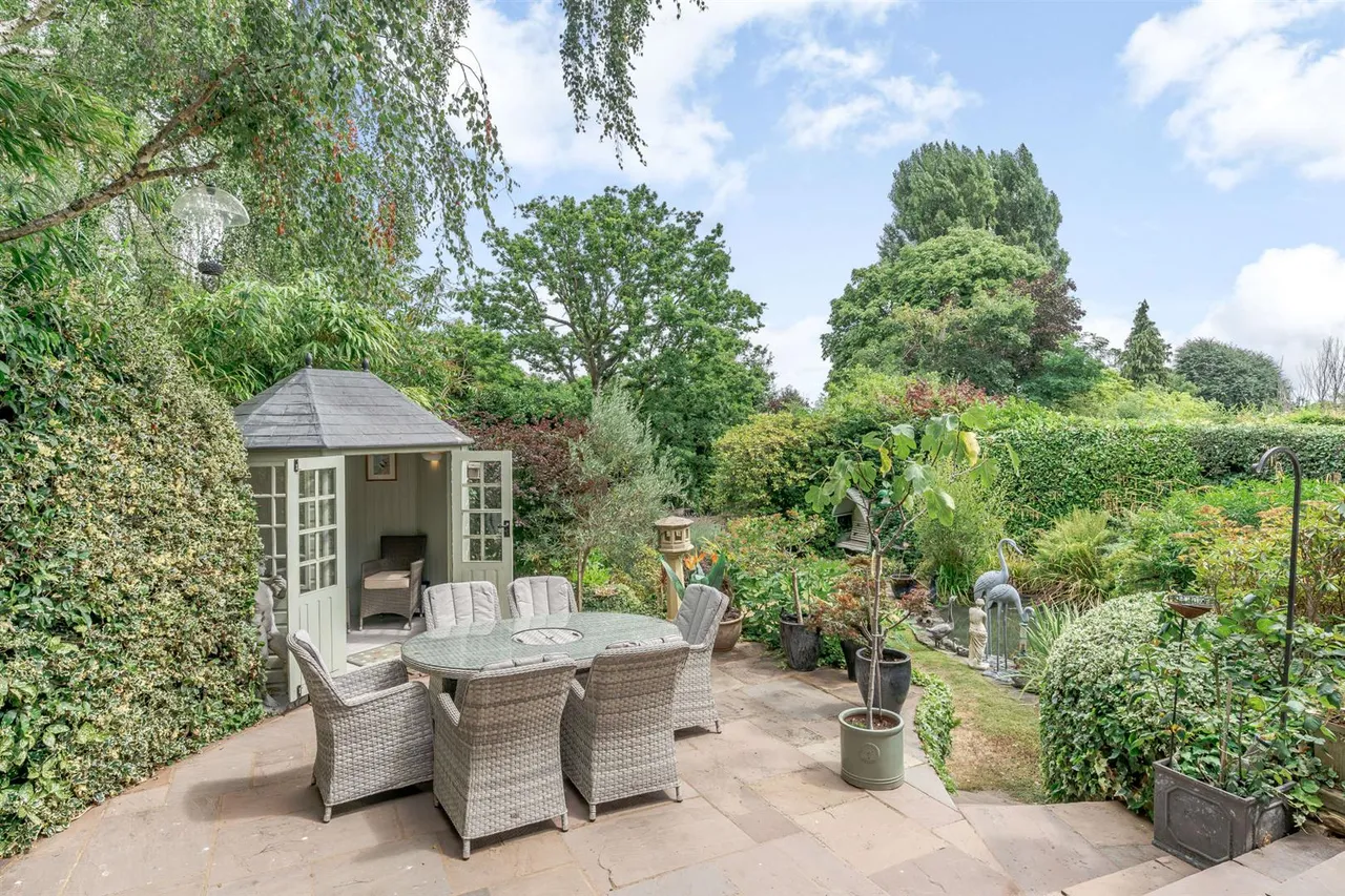 Middle Hill, Englefield Green, Surrey, TW20 0JJ, photo 25