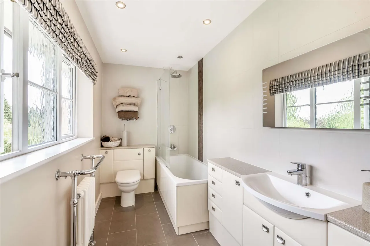 Middle Hill, Englefield Green, Surrey, TW20 0JJ, photo 17