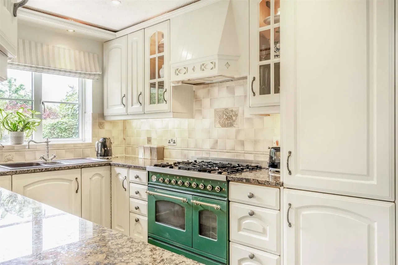 Middle Hill, Englefield Green, Surrey, TW20 0JJ, photo 6