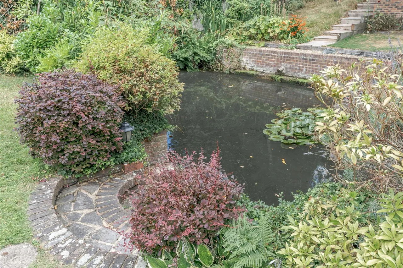 Middle Hill, Englefield Green, Surrey, TW20 0JJ, photo 28