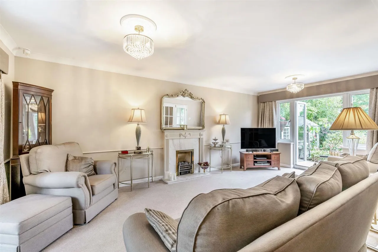 Middle Hill, Englefield Green, Surrey, TW20 0JJ, photo 10