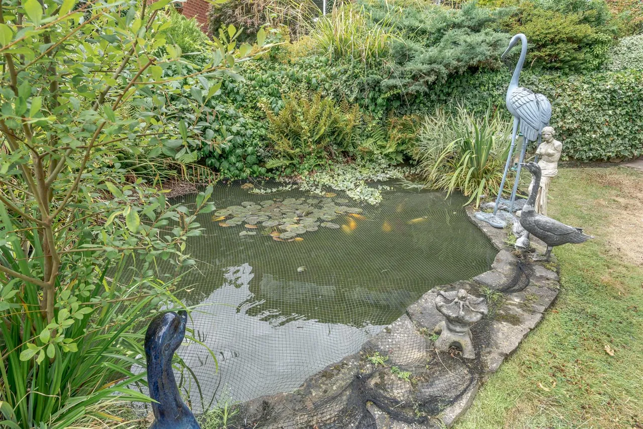 Middle Hill, Englefield Green, Surrey, TW20 0JJ, photo 29
