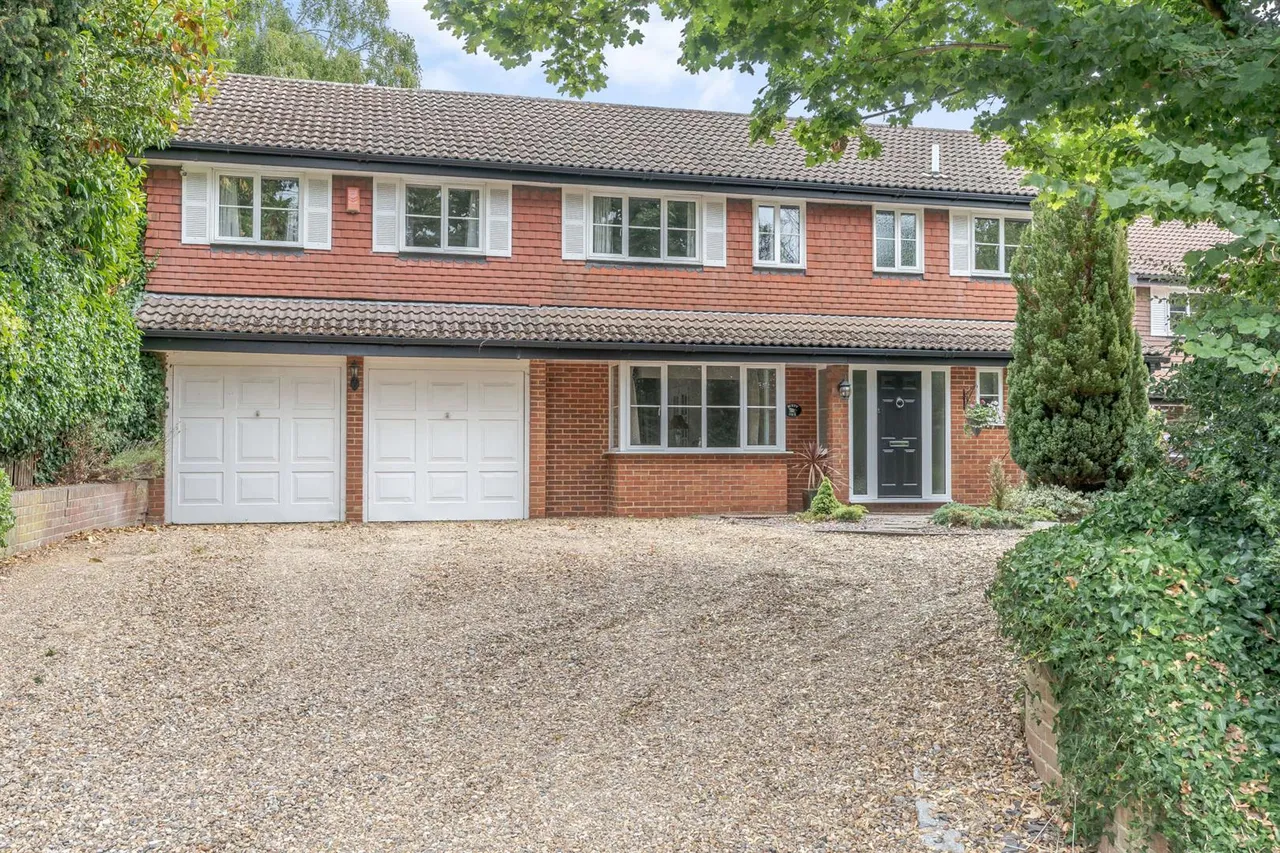 Middle Hill, Englefield Green, Surrey, TW20 0JJ, photo 2