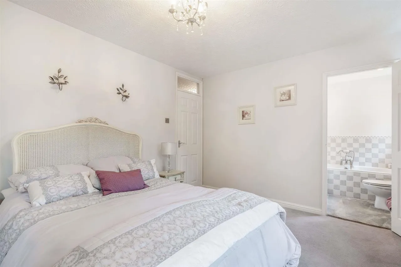 Middle Hill, Englefield Green, Surrey, TW20 0JJ, photo 19