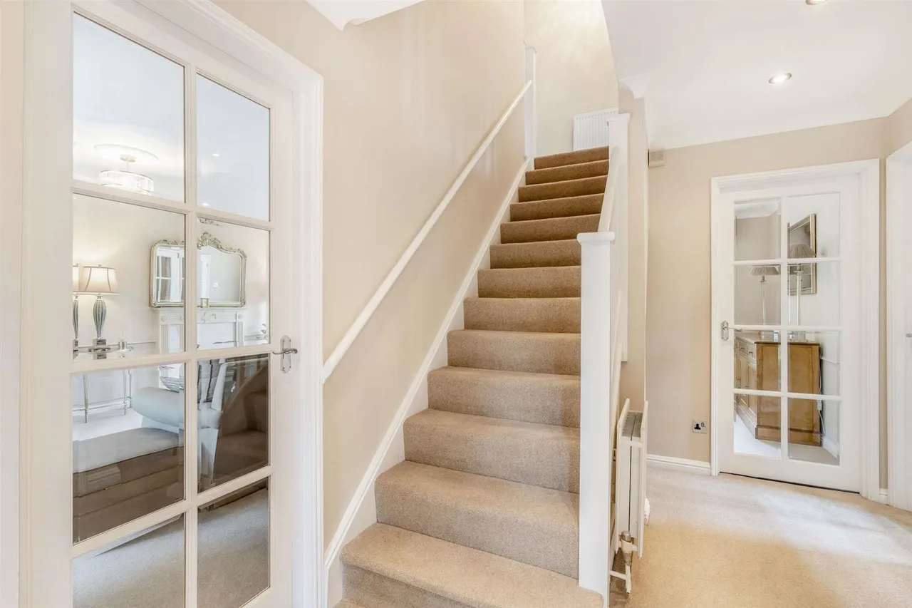Middle Hill, Englefield Green, Surrey, TW20 0JJ, photo 14
