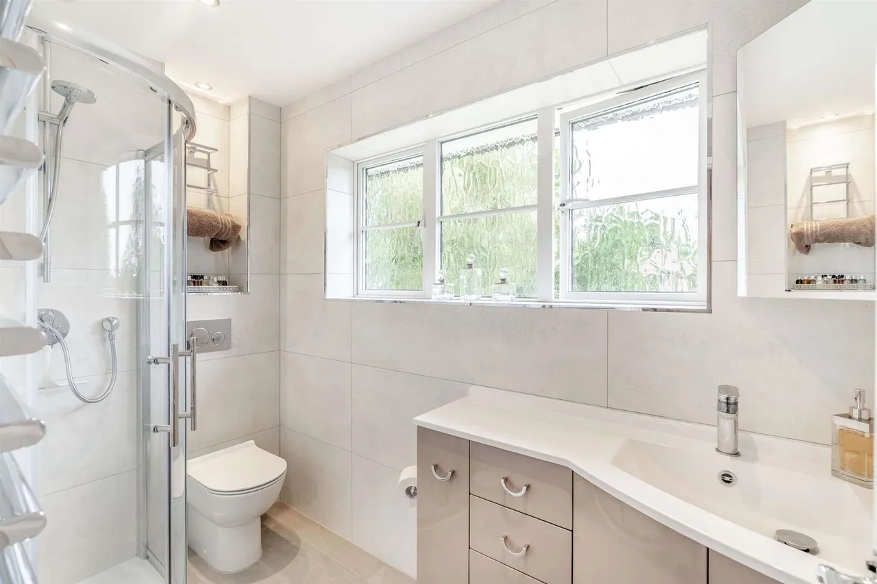 Middle Hill, Englefield Green, Surrey, TW20 0JJ, photo 22