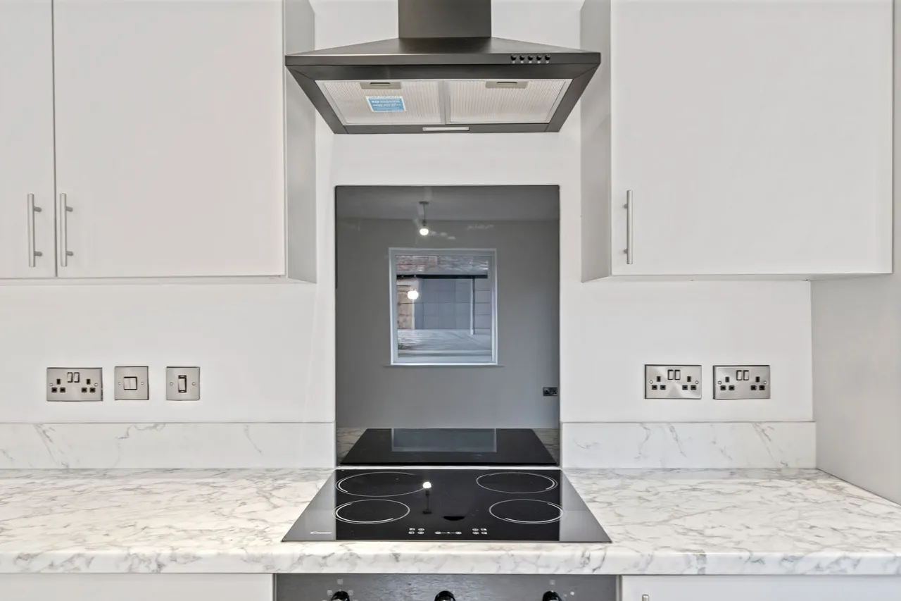 Halis Court, Hale Village, L24, photo 9