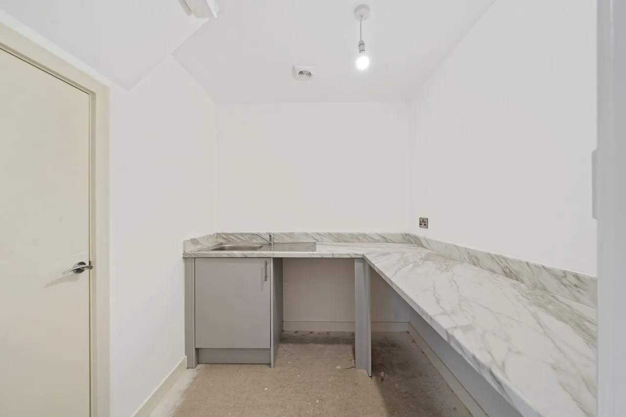 Halis Court, Hale Village, L24, photo 15