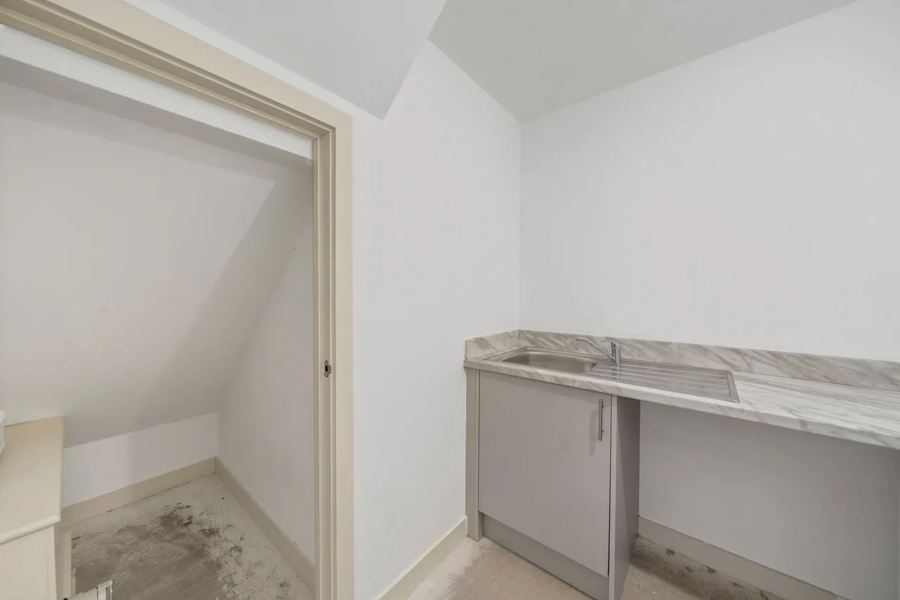Halis Court, Hale Village, L24, photo 7