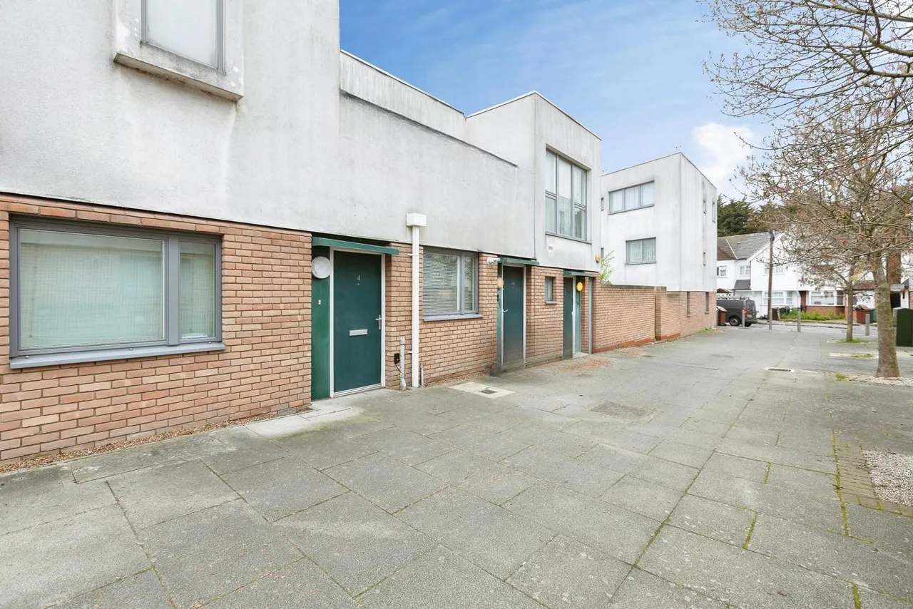 2 bed flat for sale — Roberts Close, Barking, IG11