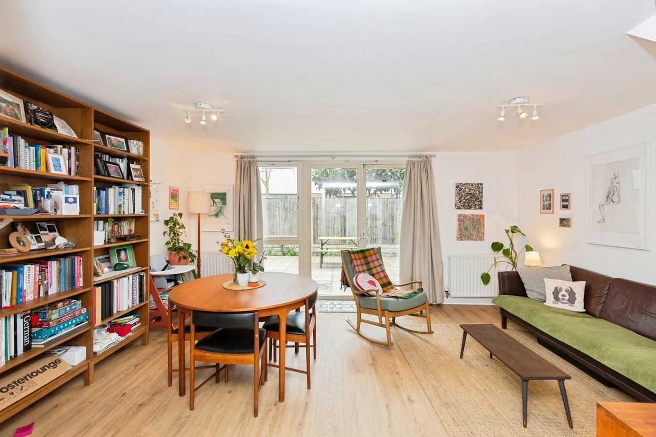 Roberts Close, Barking, IG11, photo 2