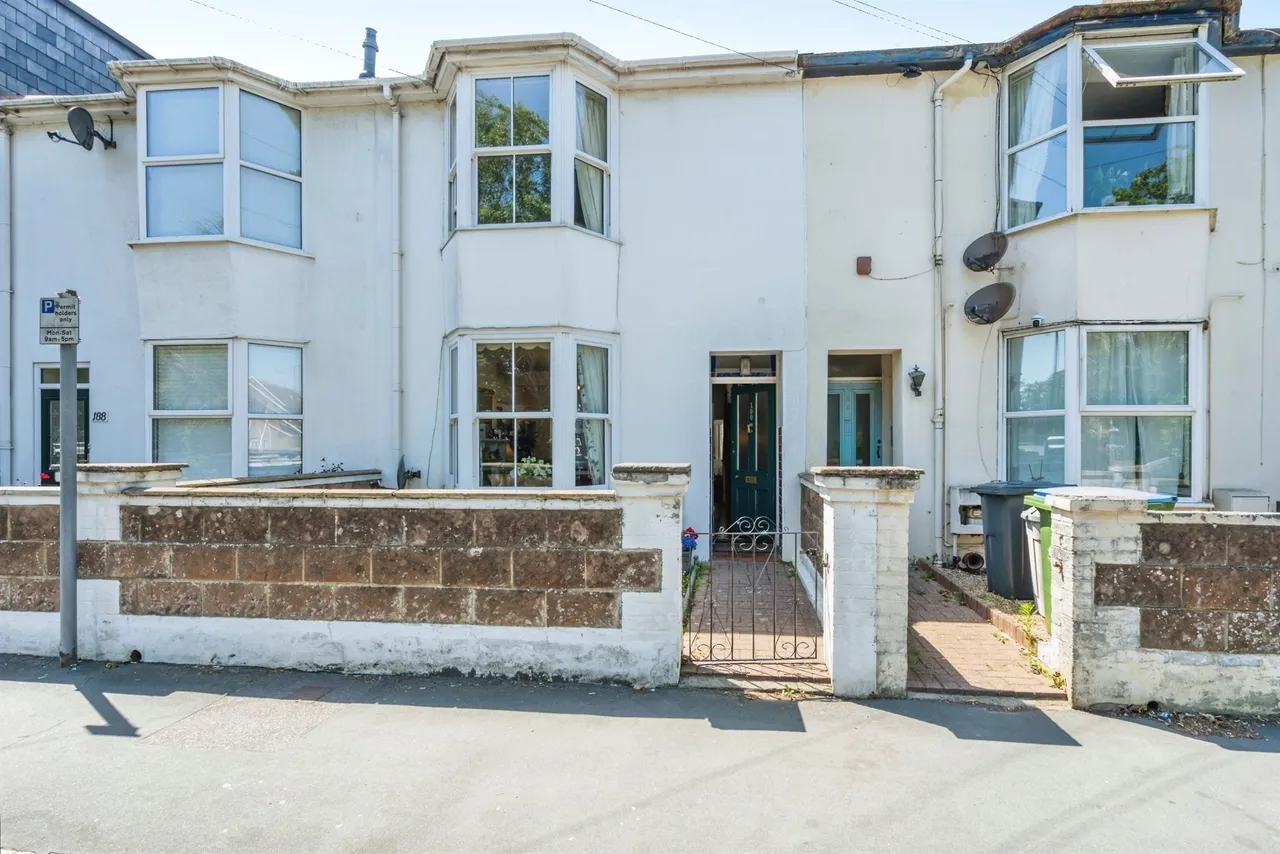 3 bed house for sale — London Road, Bognor Regis