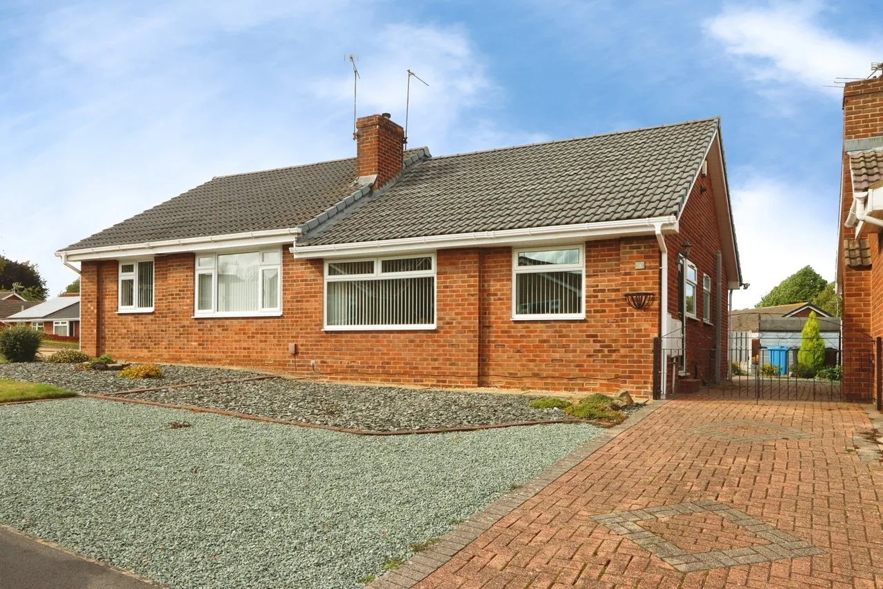 2 bed house for sale — Hawthorn Avenue, Waterthorpe, Sheffield, S20