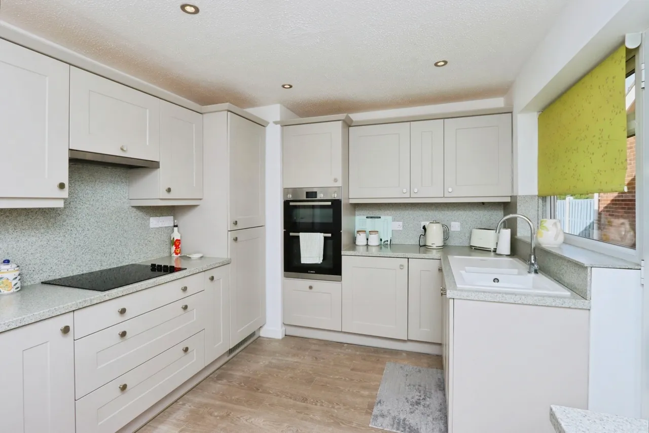 Hawthorn Avenue, Waterthorpe, Sheffield, S20, photo 2