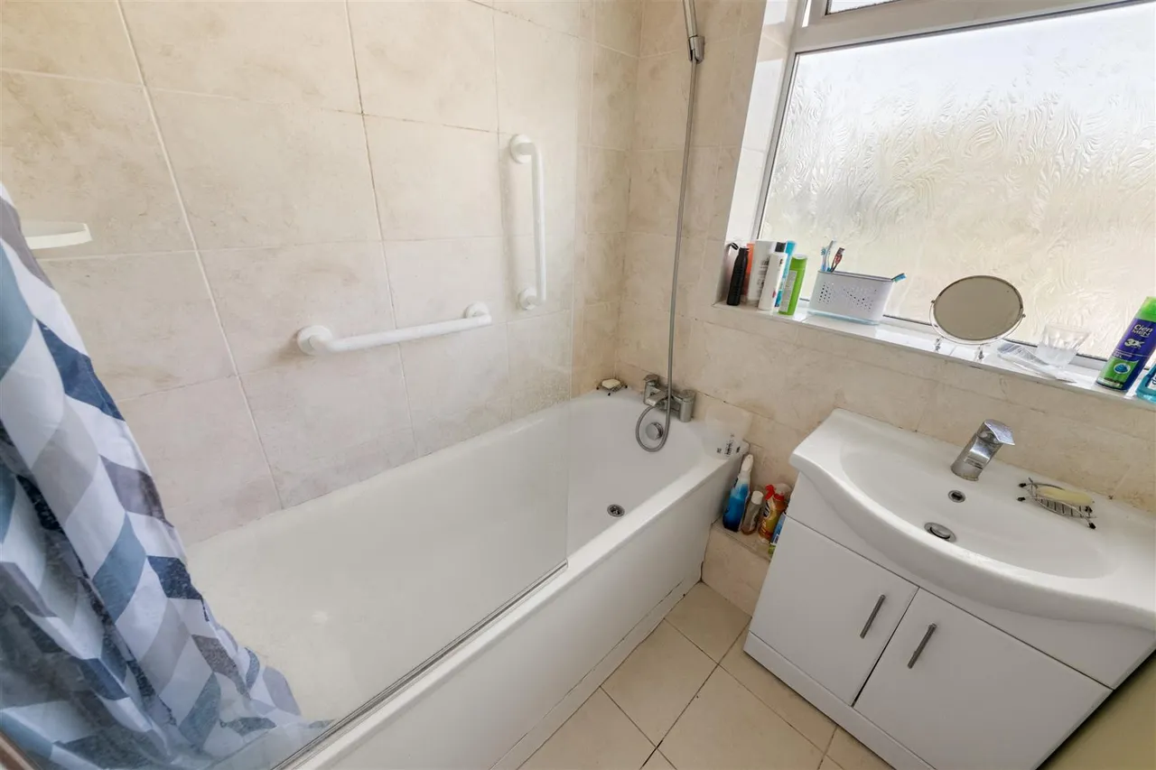 Rushdene Crescent, Northolt, photo 13