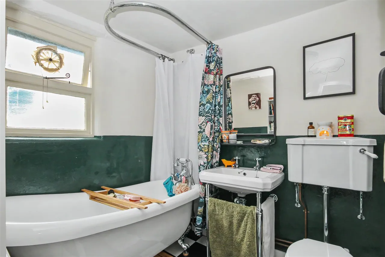 Bull Hill, Leatherhead, KT22, photo 6