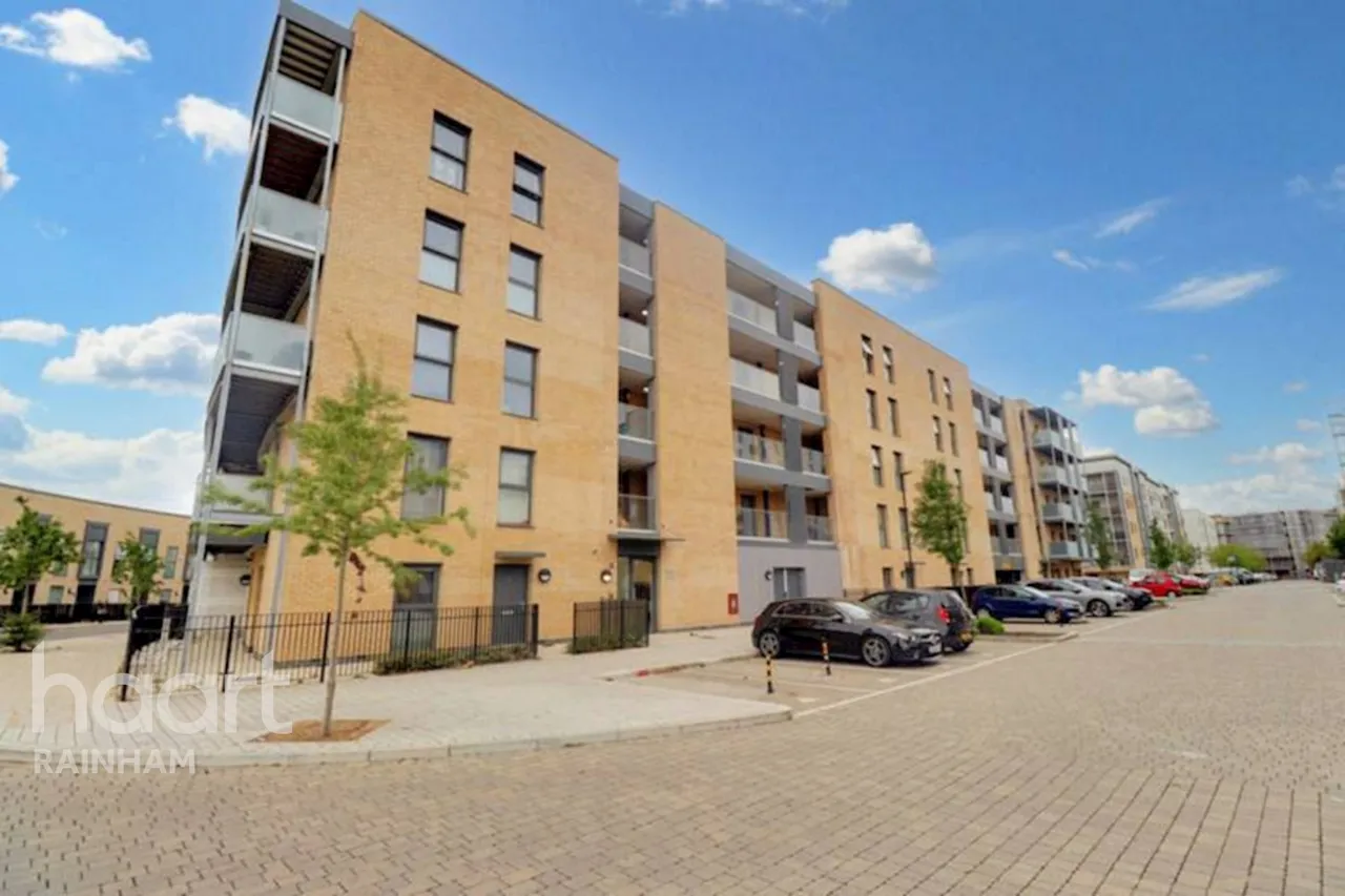 2 bed flat for sale, Broadis Way, Rainham, RM13