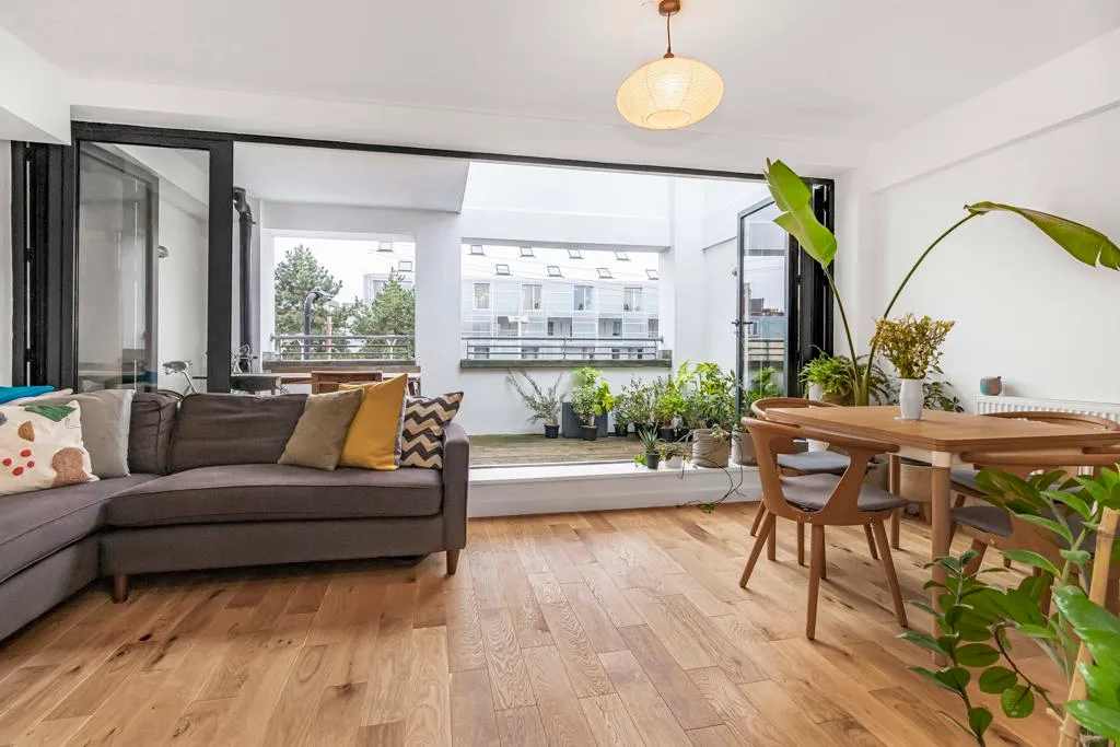 2 bed flat for sale, Gillett Place, London, N16
