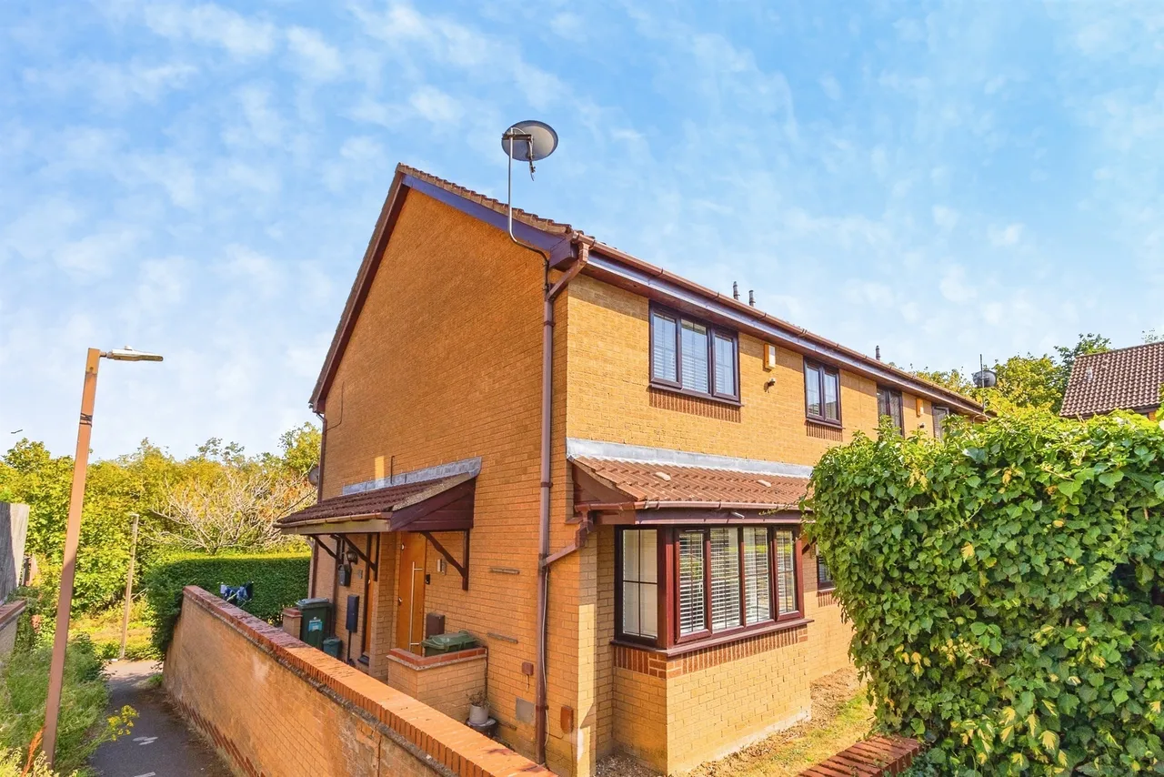 2 bed house for sale — Rolvenden Grove, Kents Hill, Milton Keynes