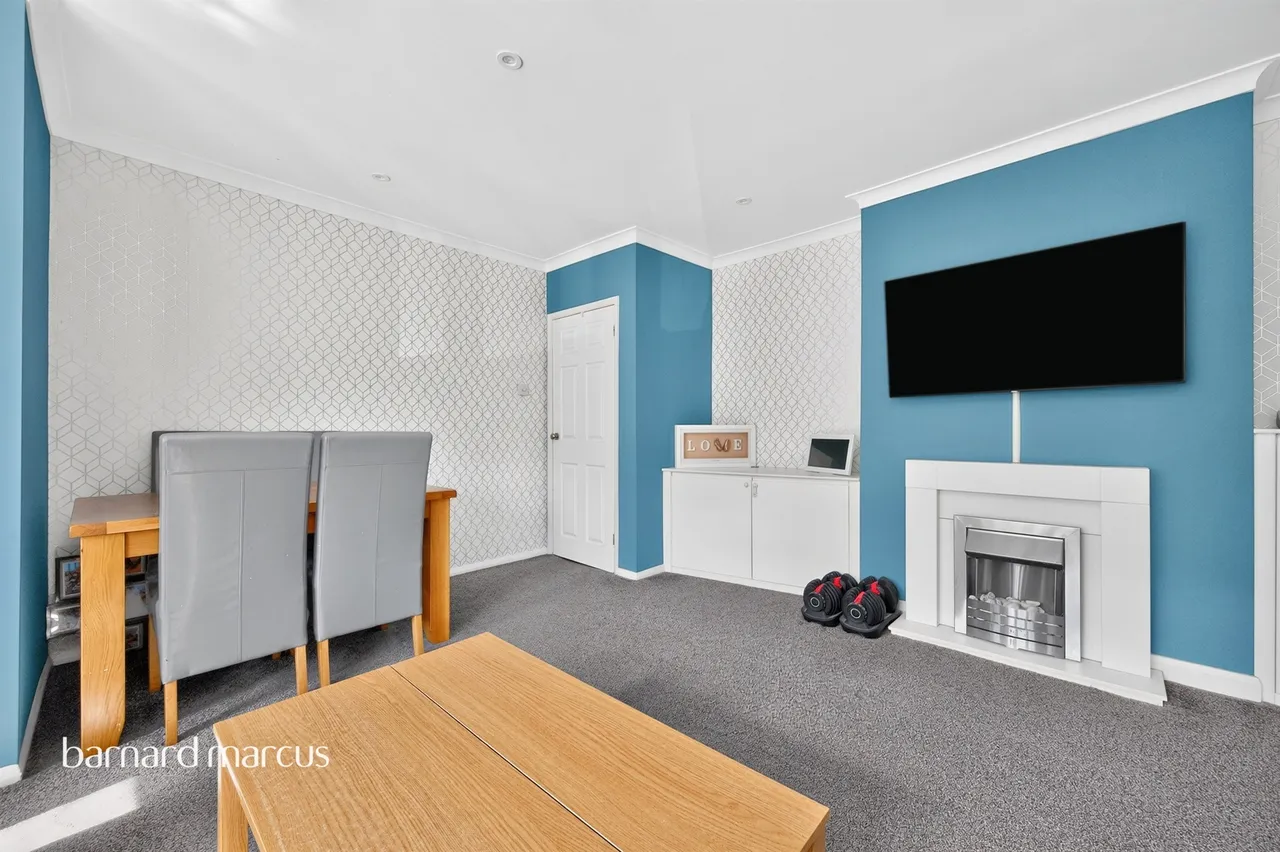 Collier Close, Epsom, KT19, photo 2