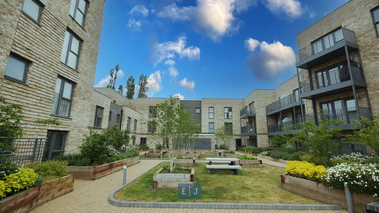 3 bed flat to rent — Borders Lane, Loughton