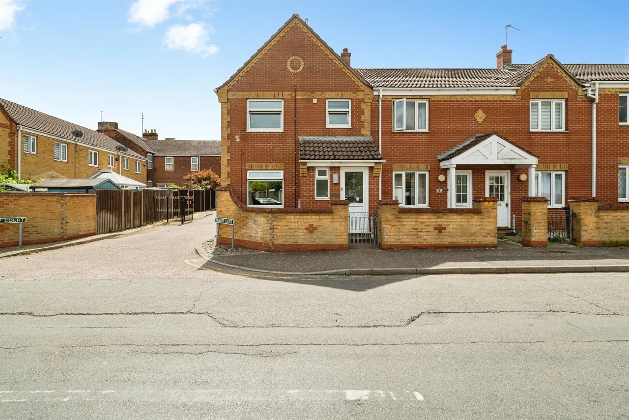 3 bed house for sale — Marle Court, Gorleston, Great Yarmouth