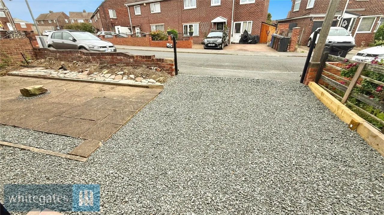 South Crescent, Dodworth, S75, photo 24